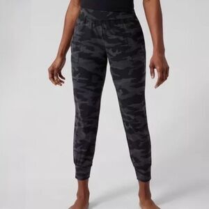 Athleta Salutation Camo Jogger size Medium
